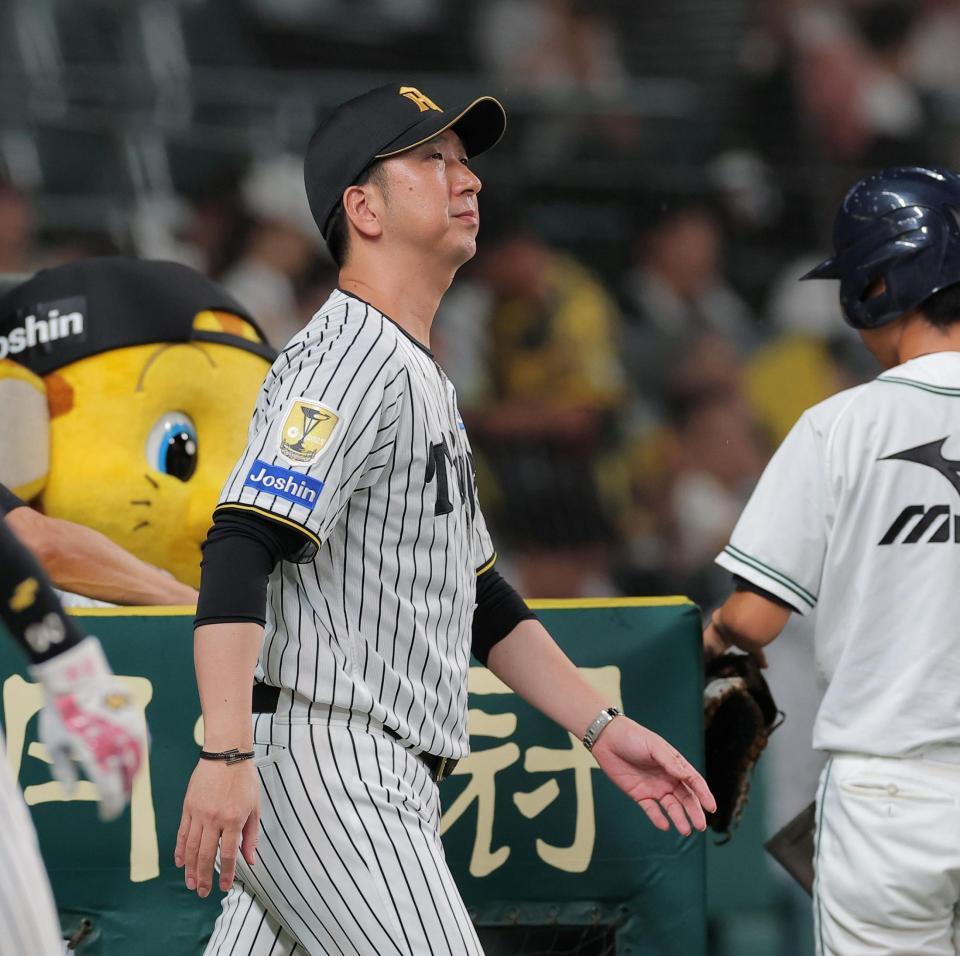 ＤｅＮＡに連敗し、整列に向かう藤川監督（撮影・西田忠信）