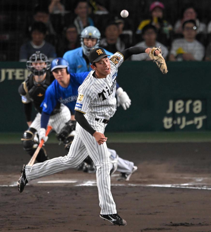 　４回、竹田の打球に飛びつく神宮（撮影・飯室逸平）
