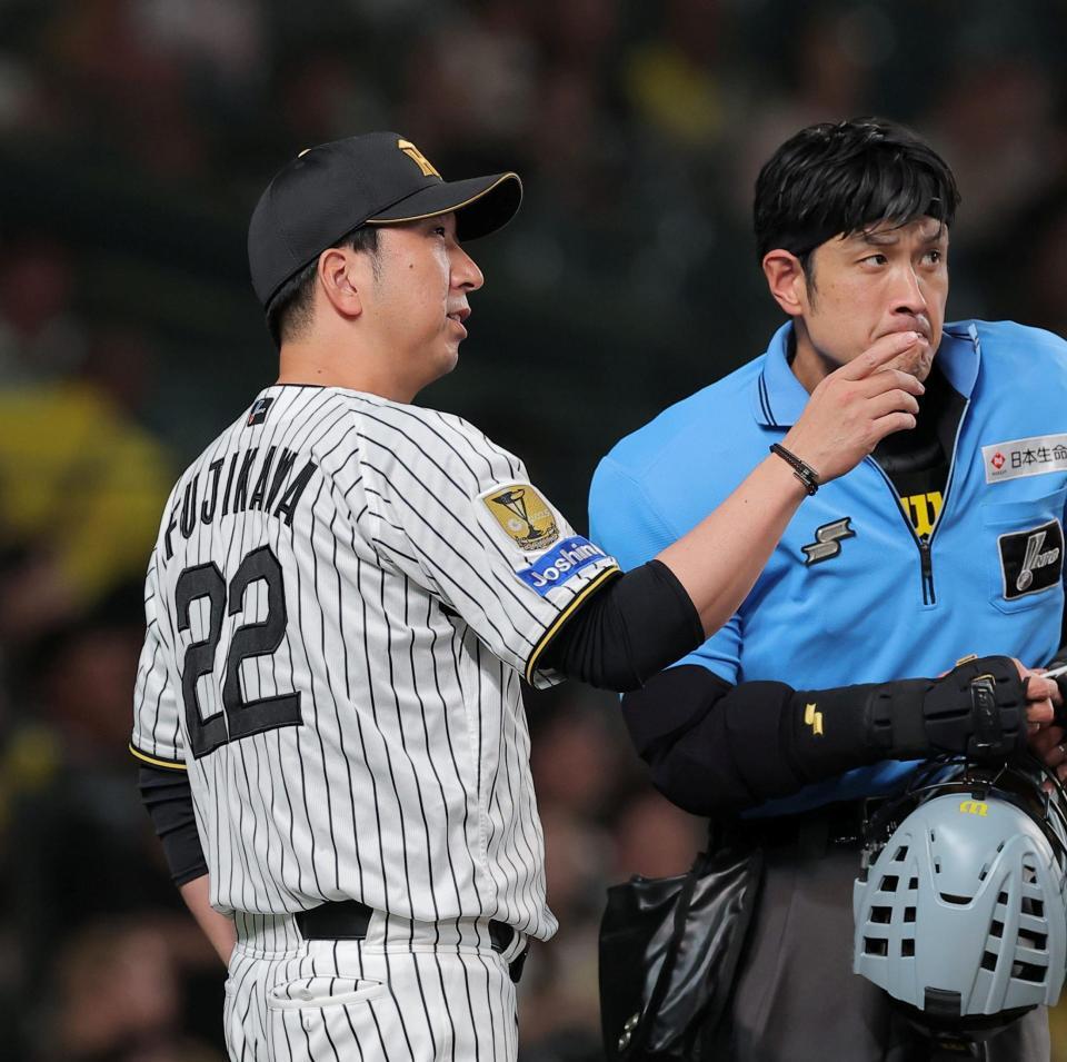 ３回、大竹と高寺の交代を告げる藤川監督（撮影・西田忠信）