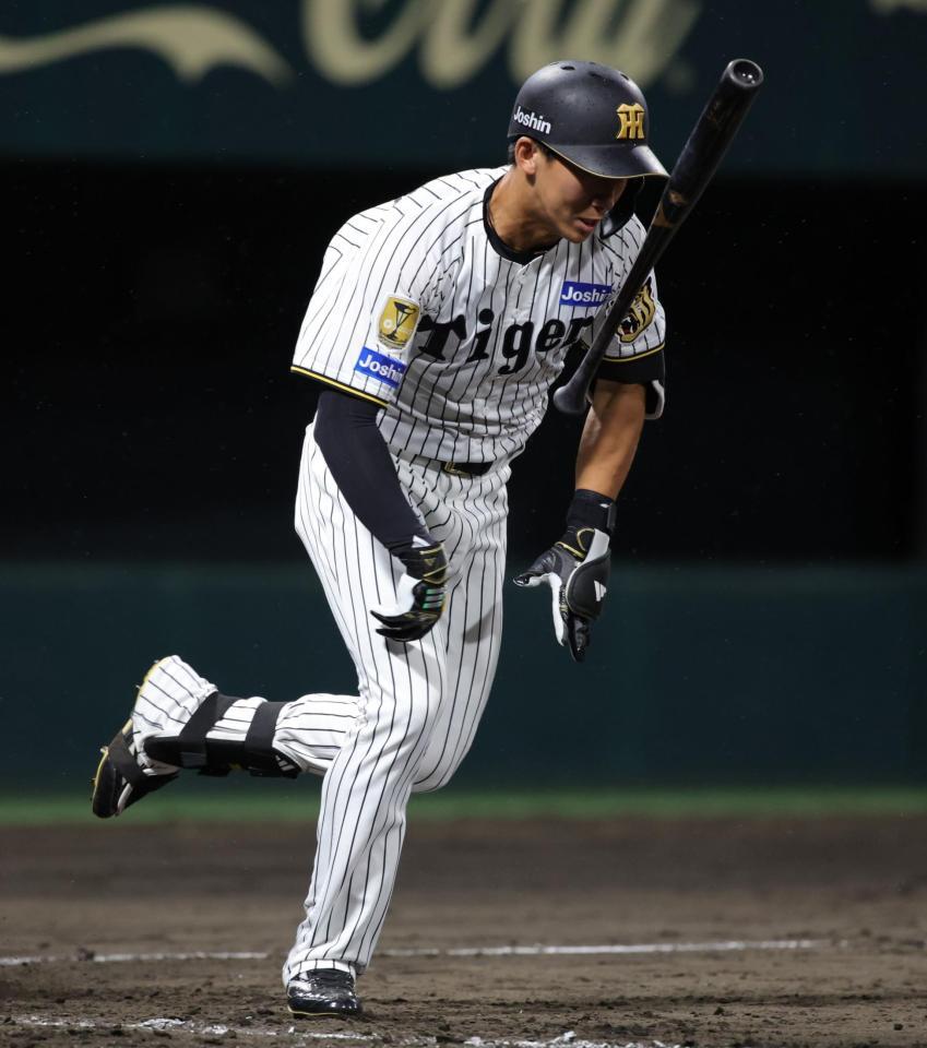 ５回、立石は遊撃内野安打を放ち、一塁に駆け込む（撮影・坂部計介）
