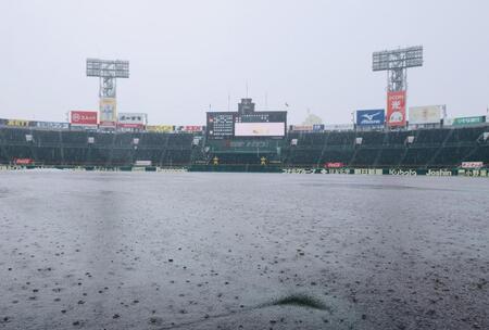 雨が降り続く甲子園（撮影・山口登）