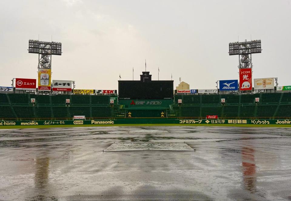 雨が降り続く甲子園球場（撮影・田中太一）