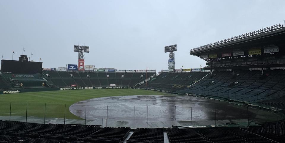 雨が降りしきる甲子園（撮影・飯室逸平）