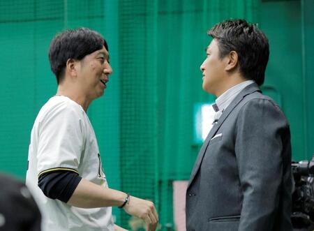 高橋由伸氏（右）と話す藤川監督（撮影・西田忠信）