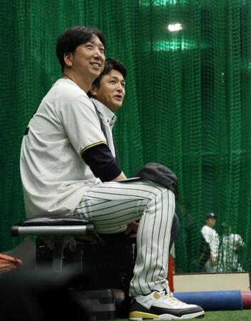 高橋由伸氏と話す藤川監督（撮影・田中太一）