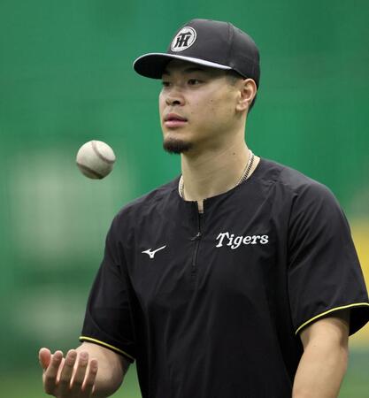 ウォーミングアップをする佐藤輝（撮影・田中太一）
