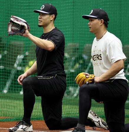 キャッチボールをする佐藤輝（左）と森下（撮影・田中太一）
