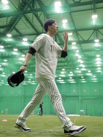 室内練習場を引き揚げる藤川監督（撮影・西田忠信）