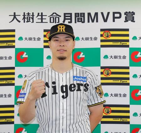 ８月度の大樹生命月間ＭＶＰ賞を受賞した佐藤輝（撮影・西田忠信）