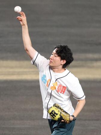 ファーストピッチセレモニーを務めるＡＢＣ朝日放送・古川昌希アナウンサー（撮影・立川洋一郎）