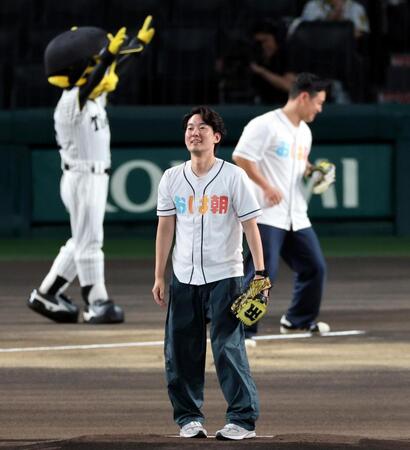 ファーストピッチを終え笑顔を見せるＡＢＣ古川昌希アナウンサー（撮影・山口登）