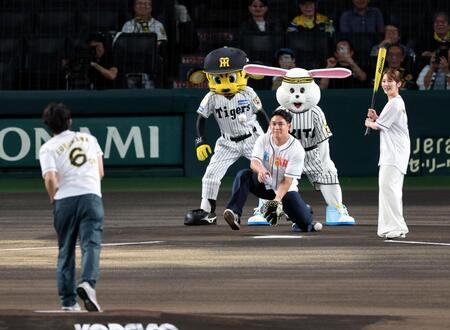 おは朝のアナウンサーたちがファーストピッチセレモニーを行う（撮影・山口登）