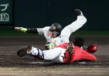 ５回、一走・伏見は高橋の二塁打で本塁を狙うもタッチアウトになる（捕手・持丸）＝撮影・山口登