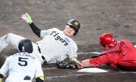 ５回、高橋の二塁打で本塁を狙うもタッチアウトになる伏見（撮影・立川洋一郎）