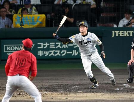５回、右越えに二塁打を放つ高橋（投手・床田）＝撮影・山口登