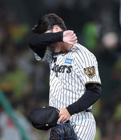７回に３点を失いベンチに戻る木下（撮影・西田忠信）