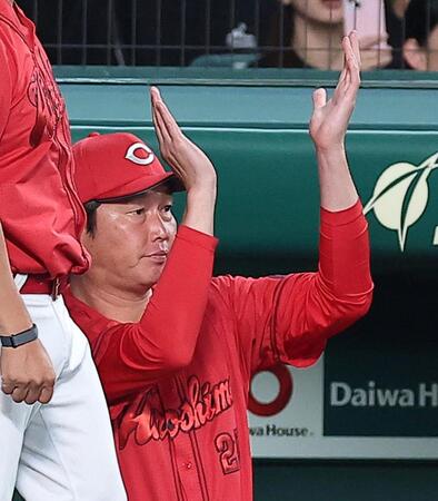 ７回、菊池の先制適時二塁打を喜ぶ新井監督（撮影・西田忠信）