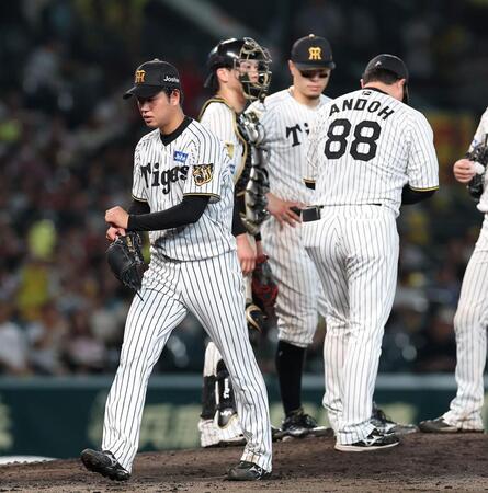 ７回途中、降板する高橋（撮影・西田忠信）