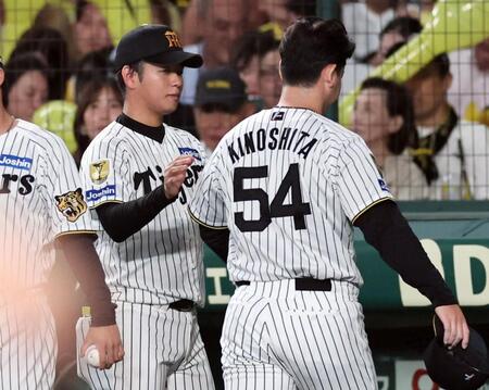  ７回、木下（右）迎える高橋（撮影・田中太一）