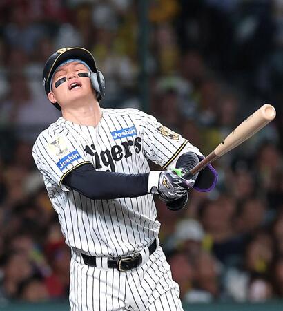 ６回、二飛に倒れる森下（撮影・西田忠信）