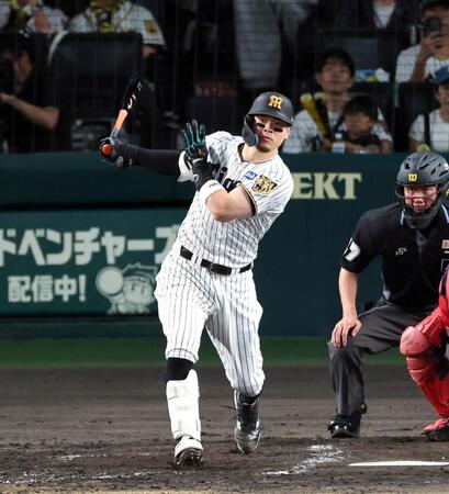 ４回、中前打を放つ佐藤輝（撮影・山口登）
