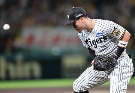 １回、菊池の打球を失策する佐藤輝（撮影・田中太一）