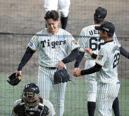 ７回に３点を先制され、高橋（右）に迎えられる木下（撮影・立川洋一郎）