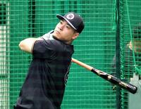 　打撃練習をする佐藤輝（撮影・田中太一）
