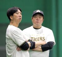 　厳しい表情で練習を見守る藤川監督（左）と安藤コーチ（撮影・西田忠信）