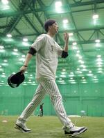 室内練習場を引き揚げる藤川監督（撮影・西田忠信）