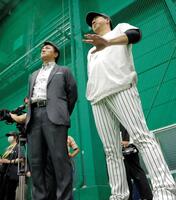 高橋由伸氏（左）と話す藤川監督（撮影・西田忠信）