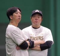 室内練習を見る藤川監督と安藤コーチ（右）＝撮影・西田忠信