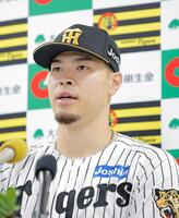 ８月度の大樹生命月間ＭＶＰ賞を受賞し会見する佐藤輝（撮影・西田忠信）
