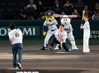 おは朝のアナウンサーたちがファーストピッチセレモニーを行う（撮影・山口登）