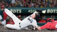 ５回、高橋の打球で本塁を狙うもアウトになる伏見（撮影・西田忠信）