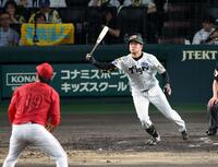 ５回、右越えに二塁打を放つ高橋（投手・床田）＝撮影・山口登