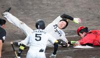 ５回、高橋の二塁打で本塁を狙うもタッチアウトになる伏見（撮影・立川洋一郎）