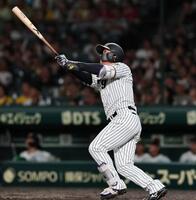 ９回、ソロを放つ阪神・森下翔太＝甲子園（撮影・田中太一）