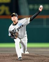 広島打線を相手に力投する高橋（撮影・立川洋一郎）