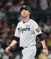 ７回、高橋の交代を告げた藤川監督（撮影・西田忠信）
