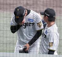 ７回、交代を命ぜられ、うつむきベンチへ下がる高橋（撮影・立川洋一郎）