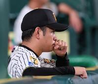 降板後、ベンチから試合を見つめる高橋（撮影・西田忠信）