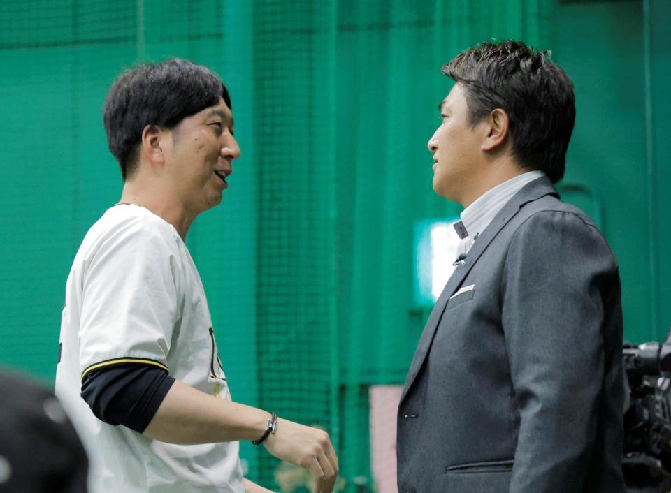 高橋由伸氏（右）と話す藤川監督（撮影・西田忠信）