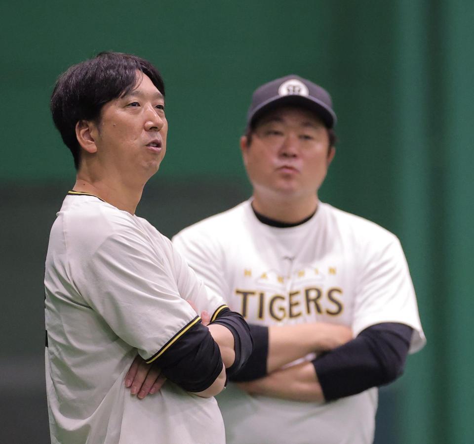 室内練習を見る藤川監督と安藤コーチ（右）＝撮影・西田忠信