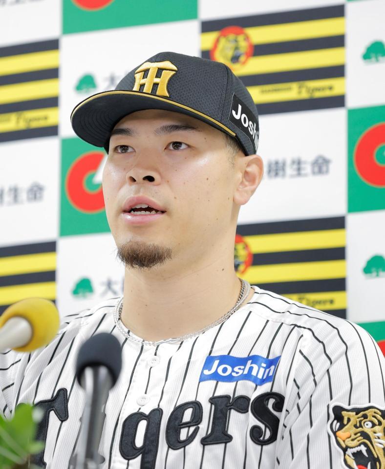 ８月度の大樹生命月間ＭＶＰ賞を受賞し会見する佐藤輝（撮影・西田忠信）