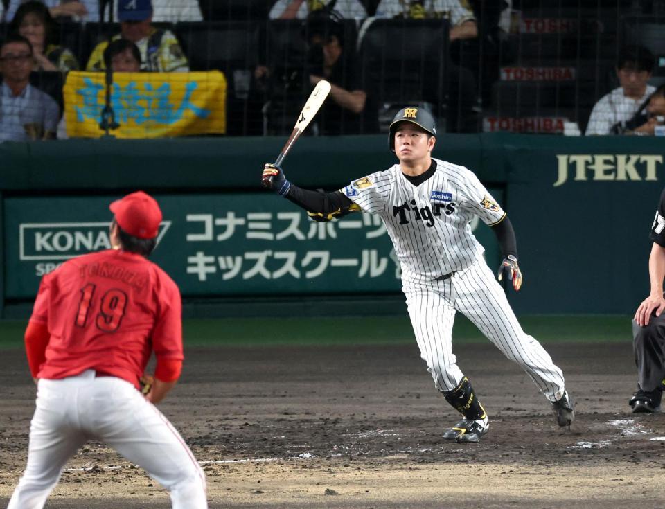 ５回、右越えに二塁打を放つ高橋（投手・床田）＝撮影・山口登