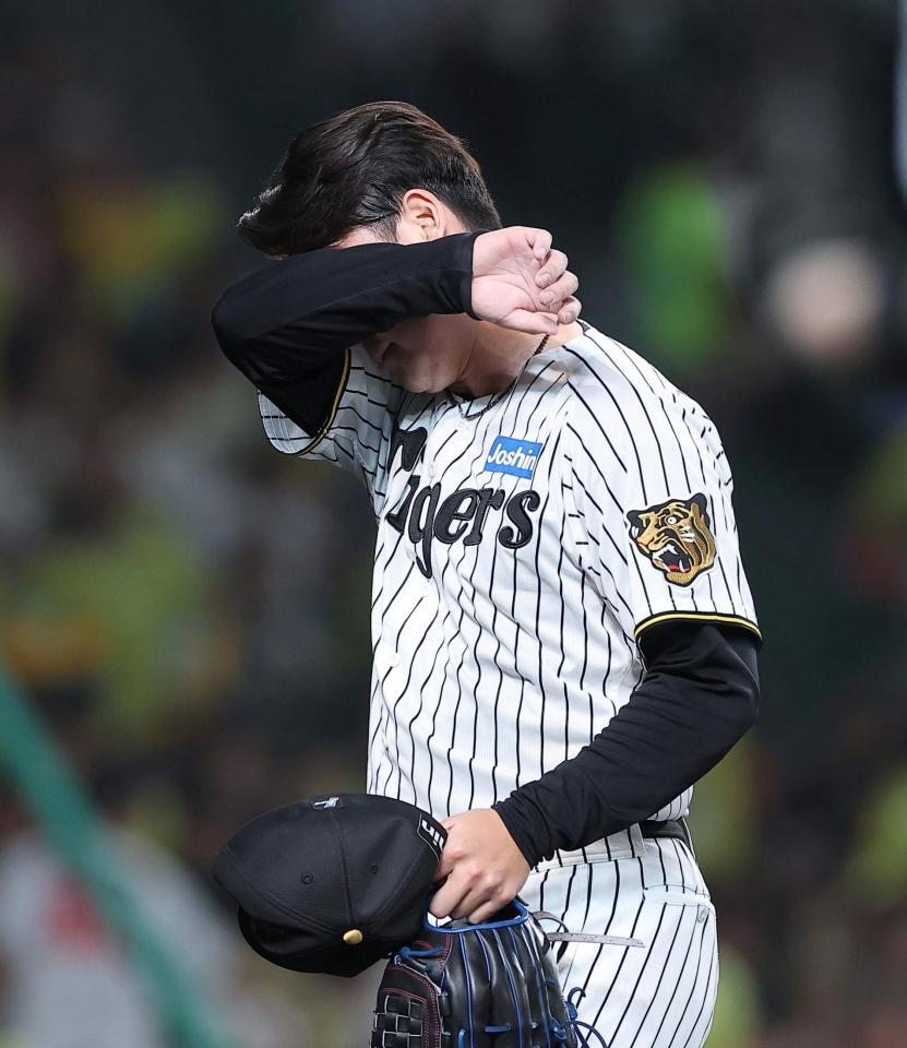７回に３点を失いベンチに戻る木下（撮影・西田忠信）