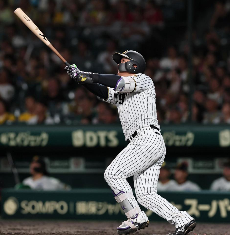 ９回、ソロを放つ阪神・森下翔太＝甲子園（撮影・田中太一）