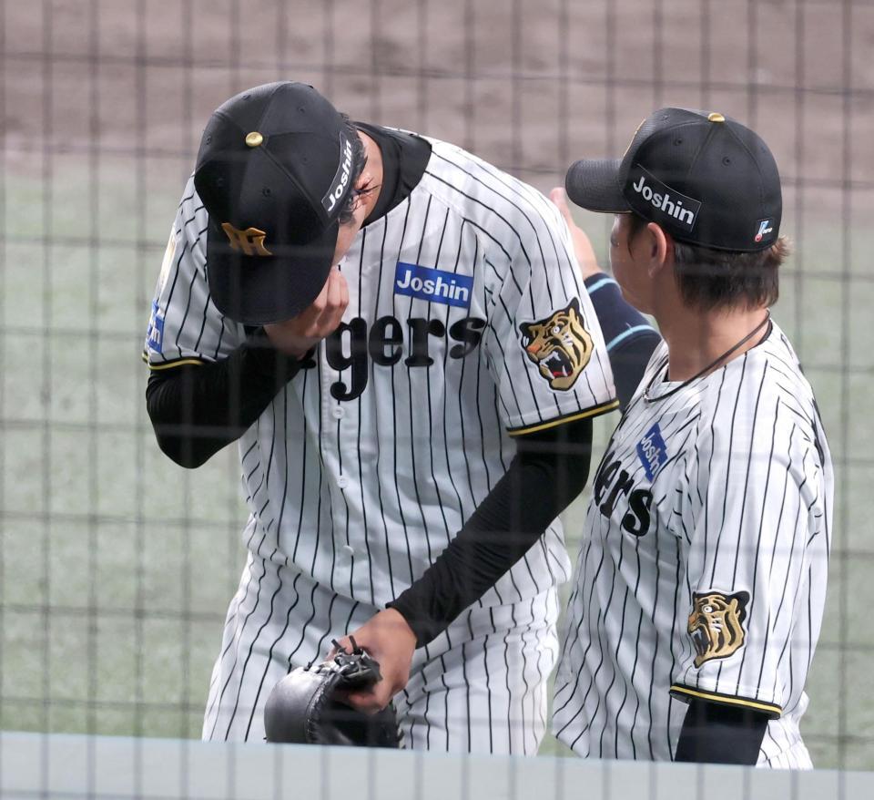 ７回、交代を命ぜられ、うつむきベンチへ下がる高橋（撮影・立川洋一郎）