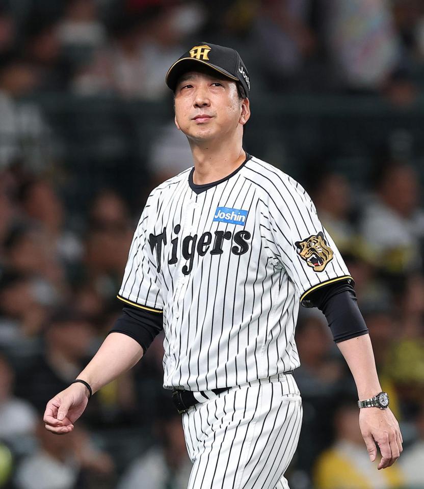 ７回、高橋の交代を告げた藤川監督（撮影・西田忠信）